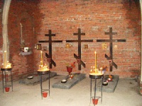 Часовня над могилами оптинских новомучеников.jpg