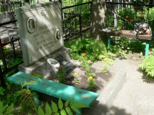 Юрий Борисов (могила).jpg